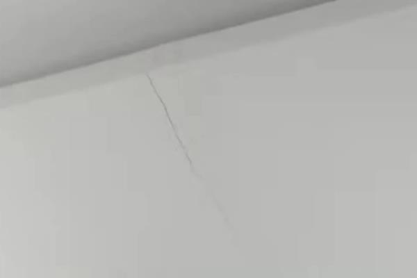 石膏板造型吊頂，有效預(yù)防墻面裝修成品開(kāi)裂有哪些措施?